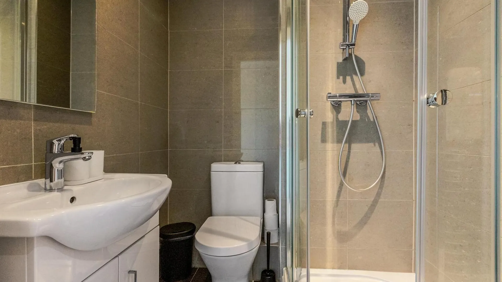 Appartamento 2Br Apt With Balcony, 5 Mins To Heathrow Stanwell
