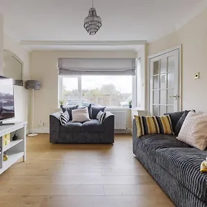  Holiday home Modern 4 Bedroom House In Heathrow, London