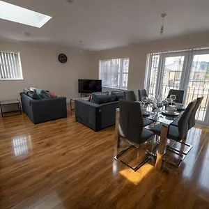  Apartment The Coach House - London Heathrow Serviced