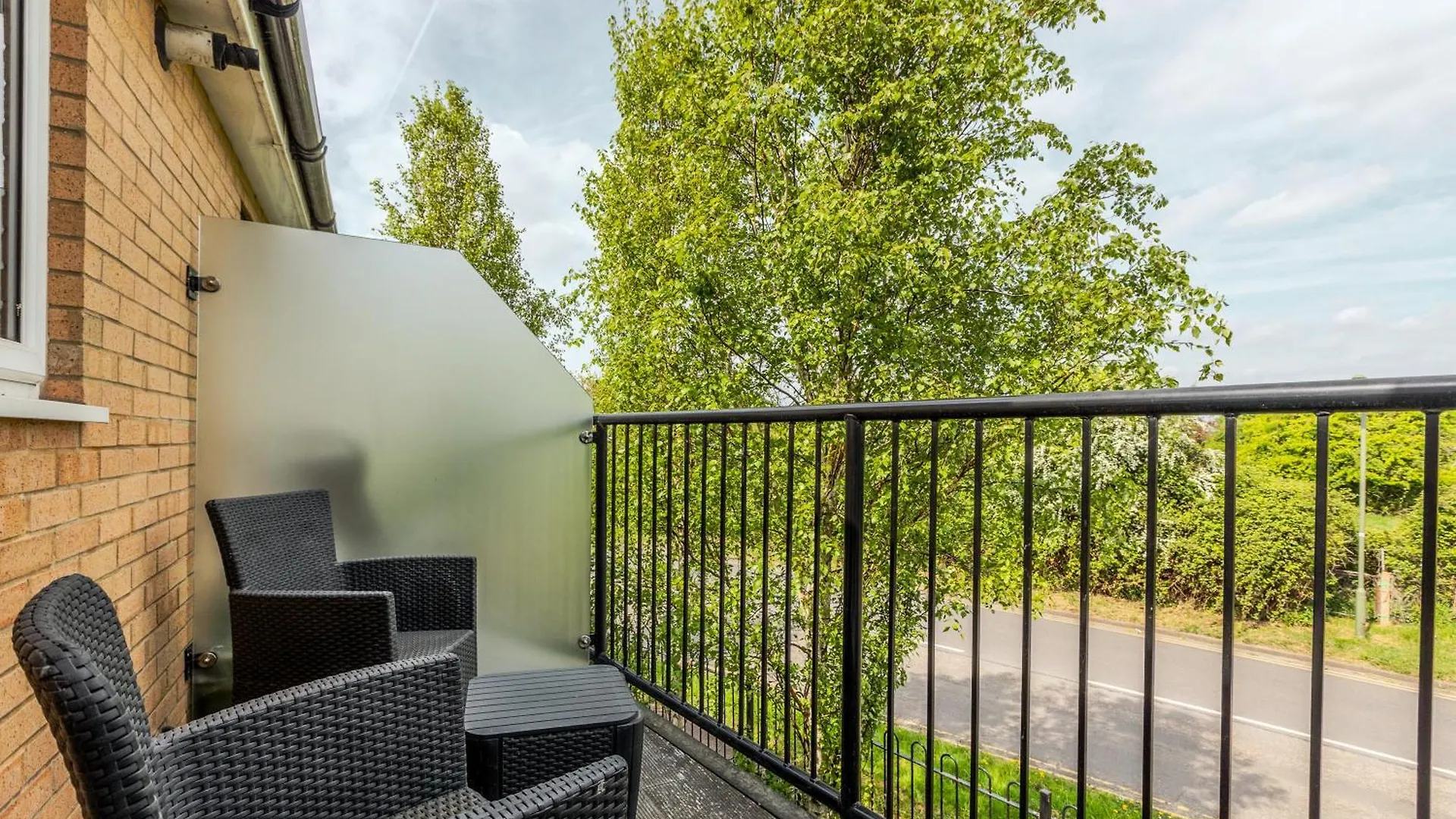 Apartment 2Br Apt With Balcony, 5 Mins To Heathrow Stanwell