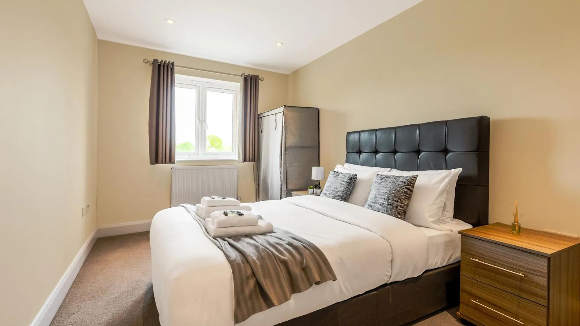 2Br Apt With Balcony, 5 Mins To Heathrow Stanwell 0*,  United Kingdom