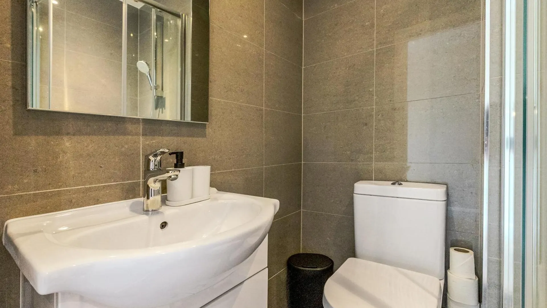 2Br Apt With Balcony, 5 Mins To Heathrow Stanwell Apartment