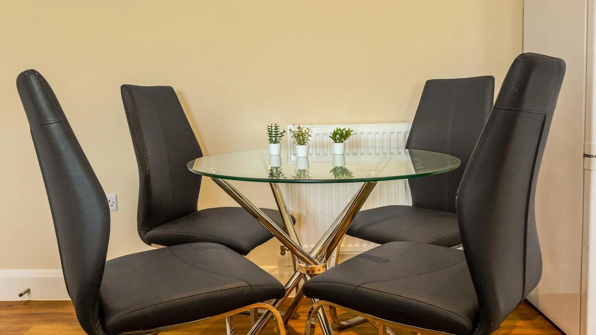 2Br Apt With Balcony, 5 Mins To Heathrow Stanwell Apartment