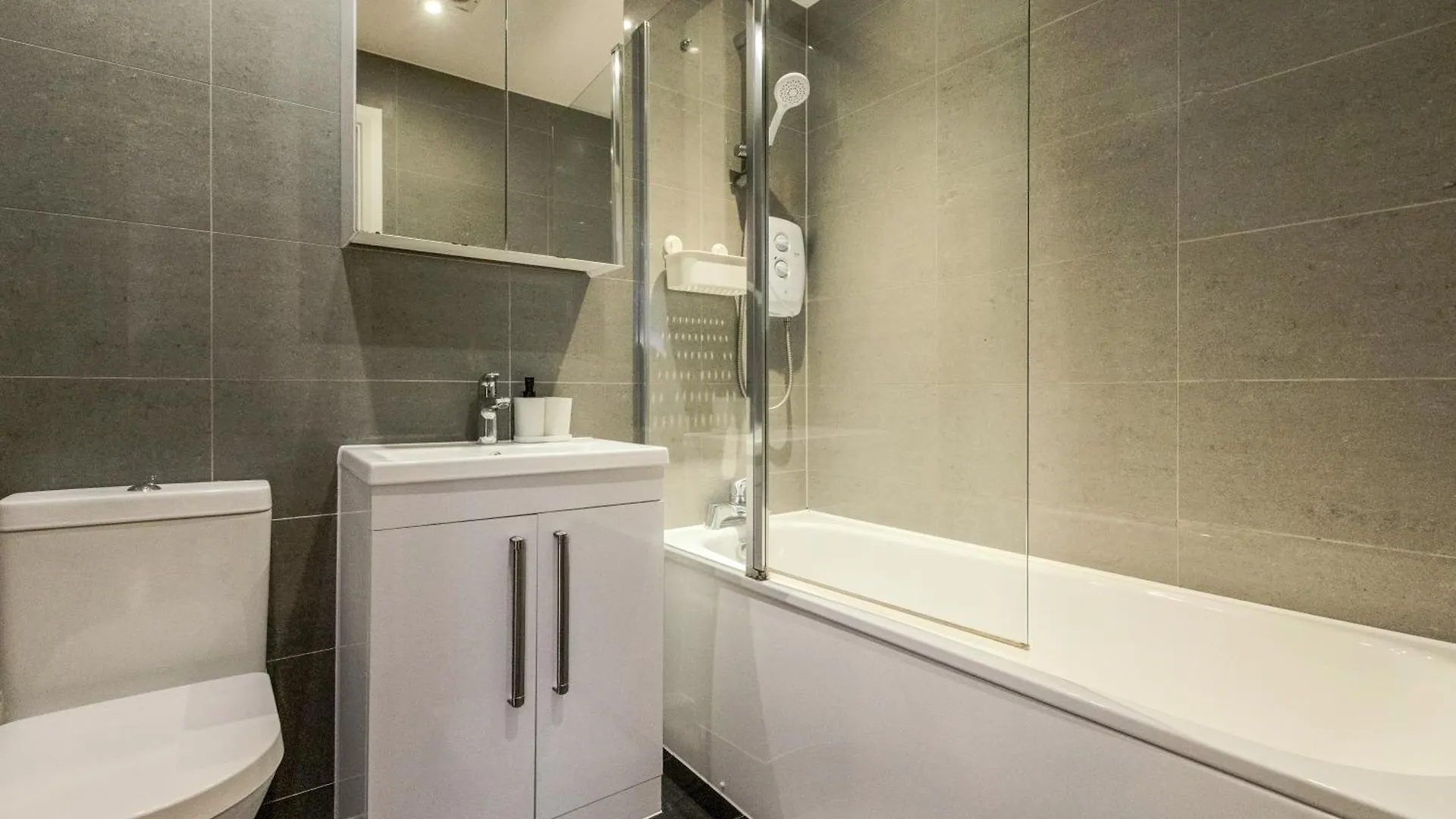2Br Apt With Balcony, 5 Mins To Heathrow Stanwell