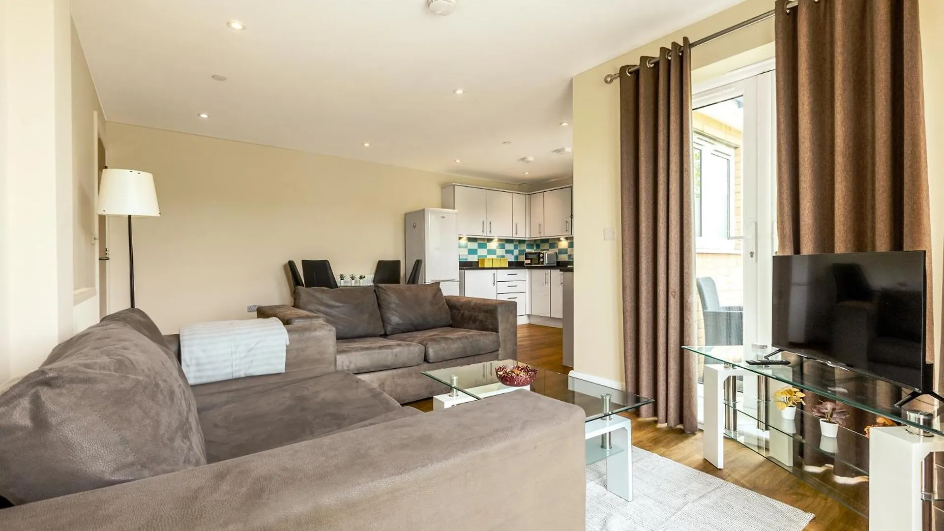 2Br Apt With Balcony, 5 Mins To Heathrow Stanwell 0*,  United Kingdom