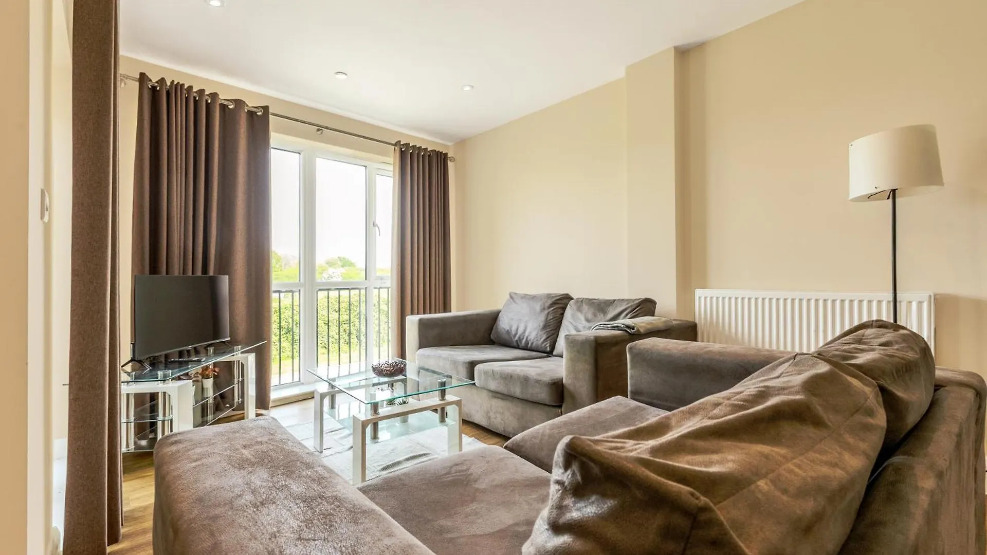 2Br Apt With Balcony, 5 Mins To Heathrow Stanwell