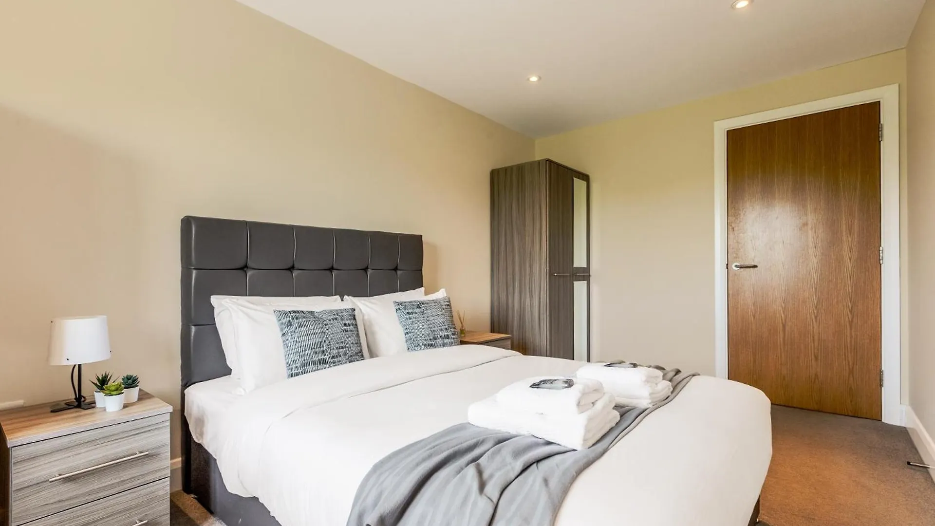 Apartment 2Br Apt With Balcony, 5 Mins To Heathrow Stanwell
