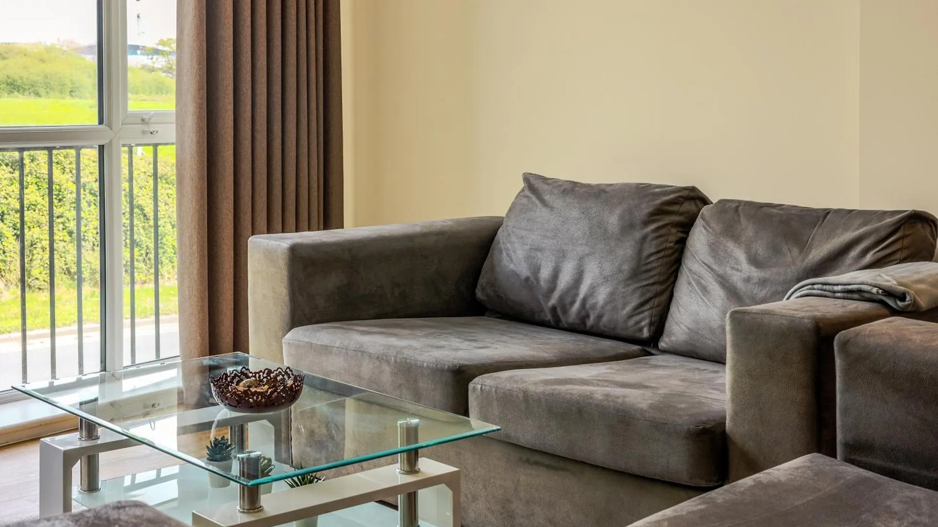 2Br Apt With Balcony, 5 Mins To Heathrow Stanwell 0*,
