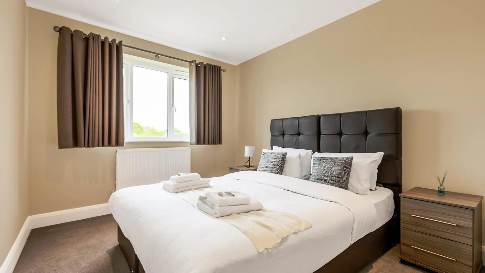 2Br Apt With Balcony, 5 Mins To Heathrow Stanwell